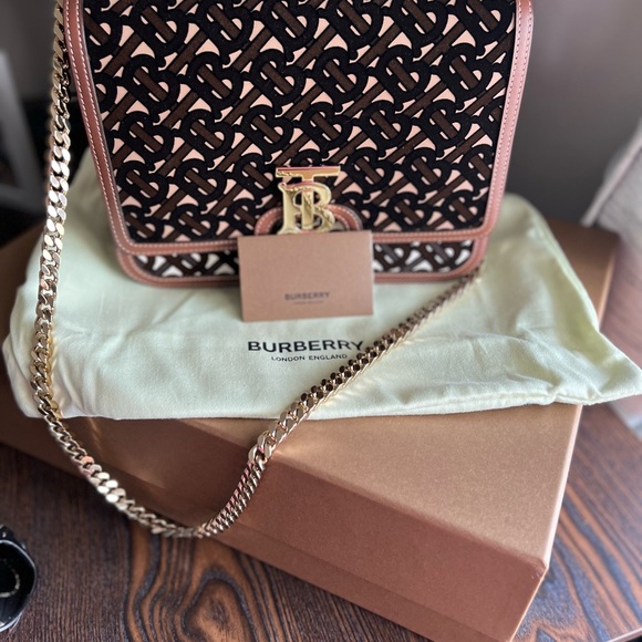Limited edition Burberry chain linked cross body handbag. - Picture 3 of 7